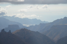 горы в дымке облаков