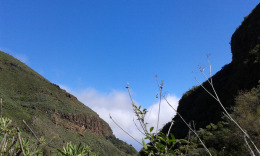 облака захватывают горы