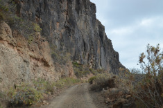 слева горы с права обрыв...