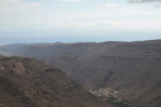 спряталась в ущелье