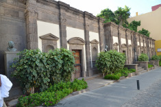 Дом священников, вид с торца, за забором парк