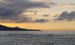 Пляж Лас Кантерас, виден вулкан Тейде остров Тенерифе