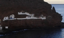 Тельде,Пляж Туфия, дома в пещерах