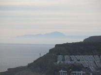 Вид с пляжа Амадорес на Тенерифе вулкан Тейде