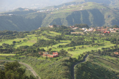 Вид с Пико де Бандама на поля для гольфа