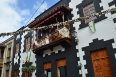 терор, балкон украшен к празднику