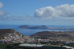 Вид с Монтанья де Арукас, виден Пляж Лас КАнтерас